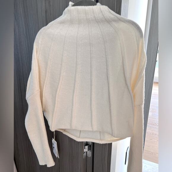 REVOLVE & MINIMALIST lovers COMMENSE cropped bell shape long sleeve sweater - Picture 2 of 5